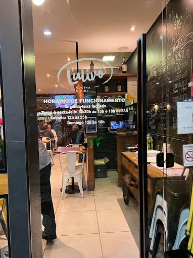 Porta de entrada do L'Ulivo, com o salão visível ao fundo